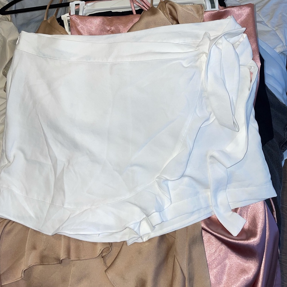 Eleighs white skort, size L